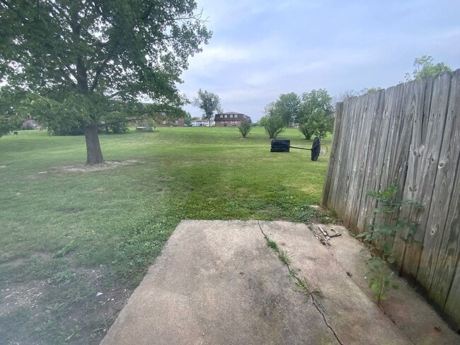 Building Photo - 3 Bedroom/1.5 bathroom Duplex