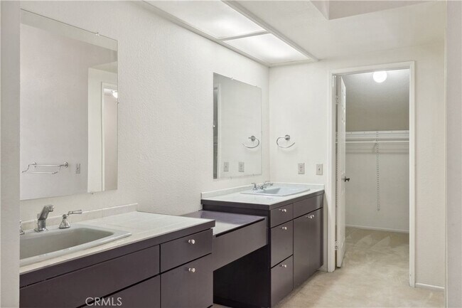 Building Photo - 2655 Victoria Park Dr