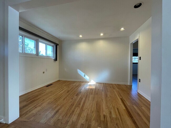 Building Photo - 3 Bed 2 Bath Home With 2000+ Square Feet With Exclusive Access to Rock Island Trail!!