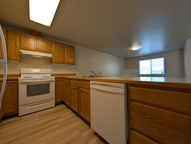 Building Photo - 3 bdrm/2 bthrm Duplex with Single Car Gara...