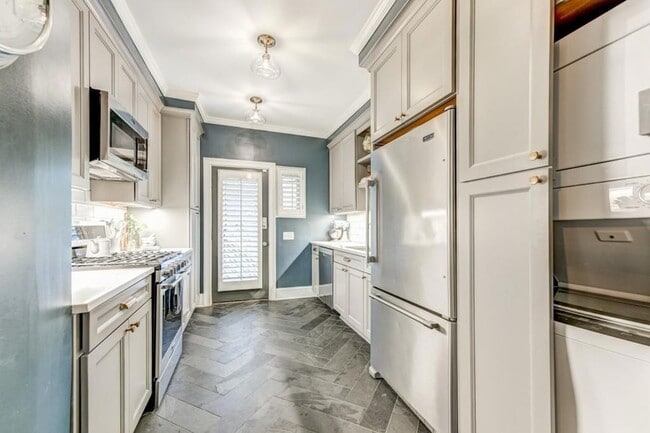 Building Photo - 28 Collier Rd NW