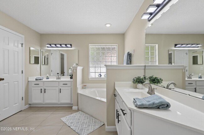 Building Photo - 2070 Thornhill Drive