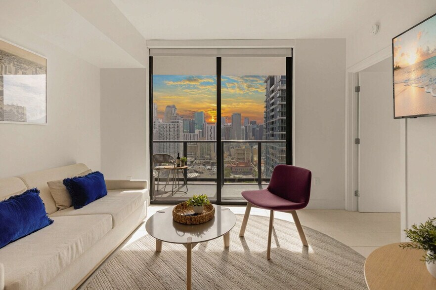 Building Photo - 601 NE 1st Ave