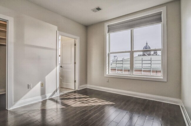 Building Photo - 1901 Summit Ave