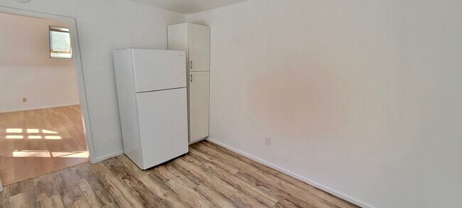 Building Photo - $1500 Cute 1 bedroom 1 bath unit above garage on quiet street