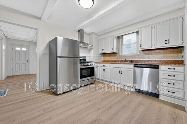 Building Photo - 1627 W Pike St