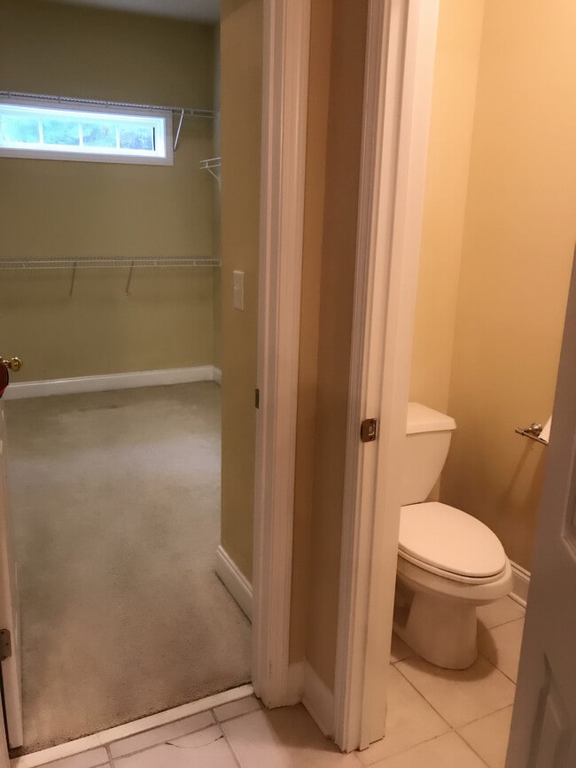 Building Photo - 535 Roland Manor Dr