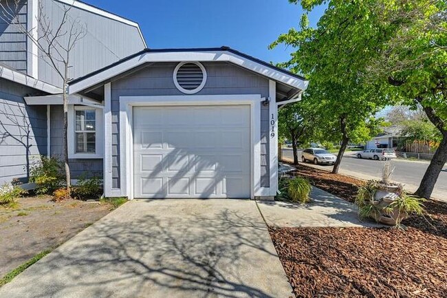 Primary Photo - 2 Bedroom 2 Bath Roseville Home