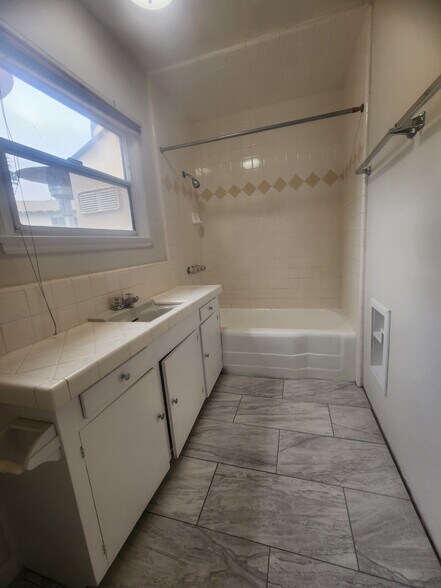 Building Photo - 908 Park Hill Dr