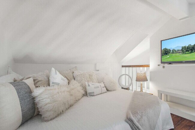 Building Photo - Coastal Corner Loft, Quiet, Bright & Stylish
