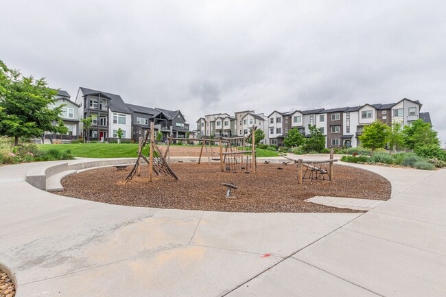 Building Photo - Immaculate, Well-Maintained 3 bed/3.5 Bath...