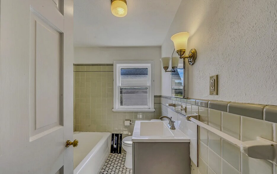 Building Photo - 99 Bedford St