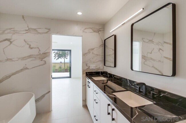 Building Photo - 14066 Crest Way