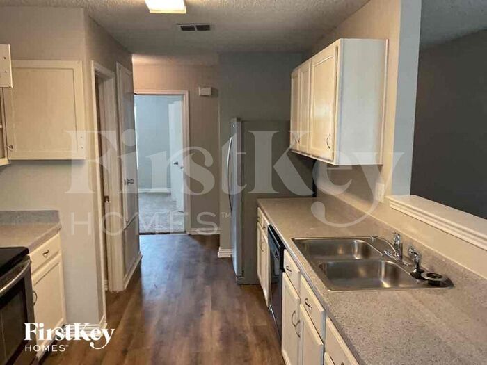 Building Photo - 1610 Cliffbrook Dr