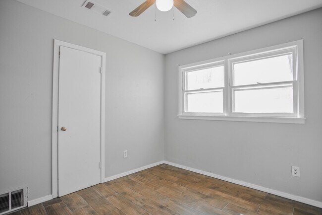 Building Photo - 2641 E Baylor St
