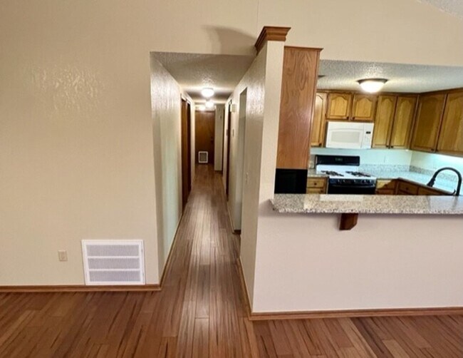 Building Photo - Updated 3-bed 2-bath 2-car in SW Moore