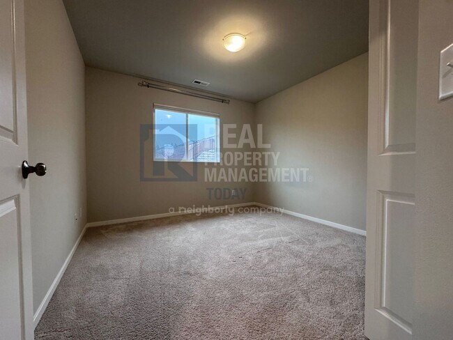 Building Photo - Spacious Modern 5-Bedroom Home with 3-Car ...