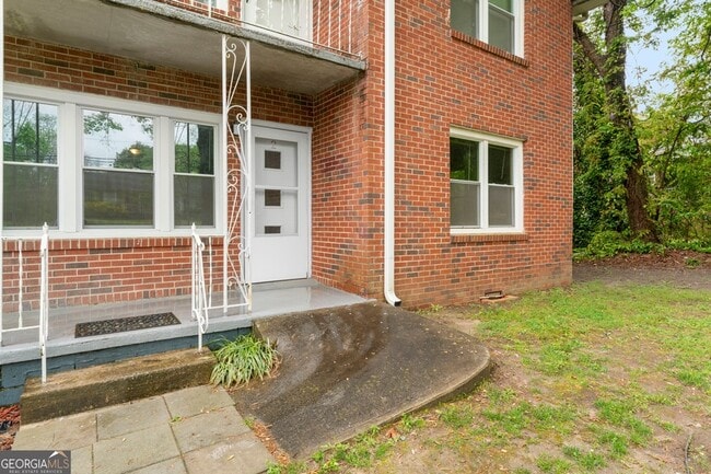 Primary Photo - 147 Burnside St