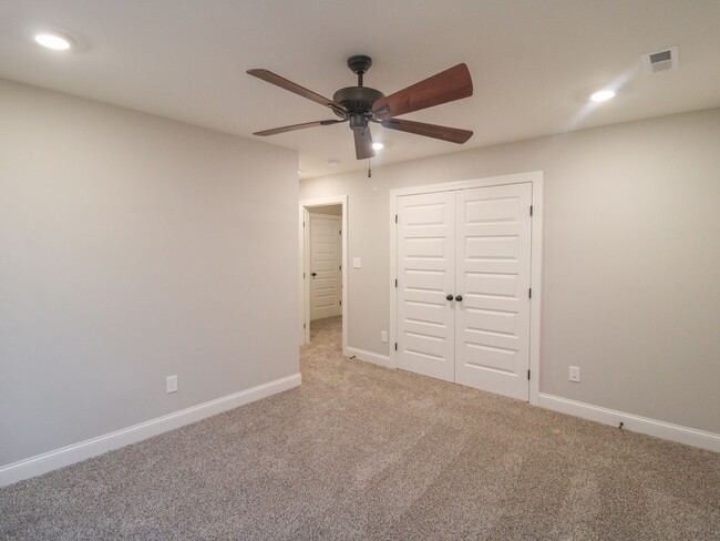 Building Photo - MOVE IN Special - 1st Month Rent FREE - Ca...