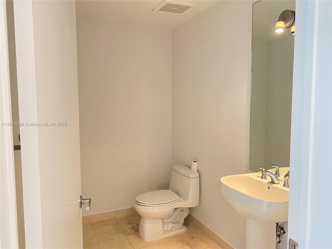 Building Photo - 1060 Brickell Ave
