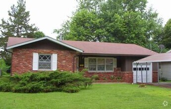 Building Photo - 3 Bed, 1 1/2 Bath, 1 Car Garage, Fenced Yard!
