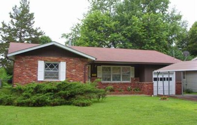 Primary Photo - 3 Bed, 1 1/2 Bath, 1 Car Garage, Fenced Yard!