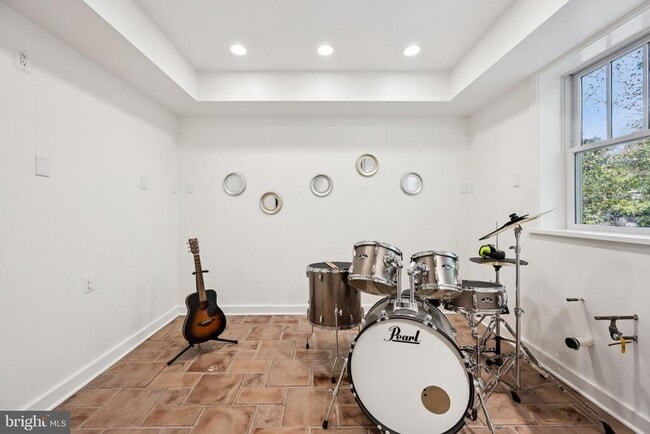 Building Photo - 6 Spring Hill Ct