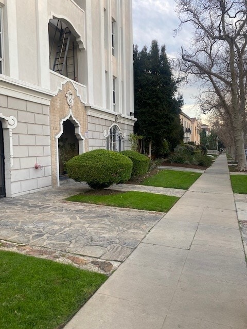 Building Photo - 152 S Sycamore Ave