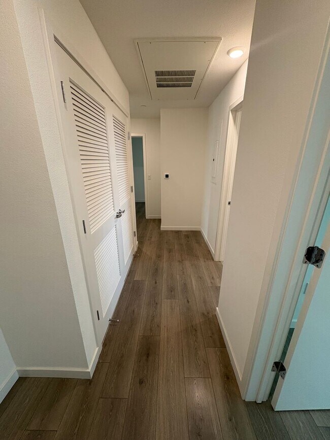 Building Photo - Modern 2bed/2bath Single Story Condo in the MIll