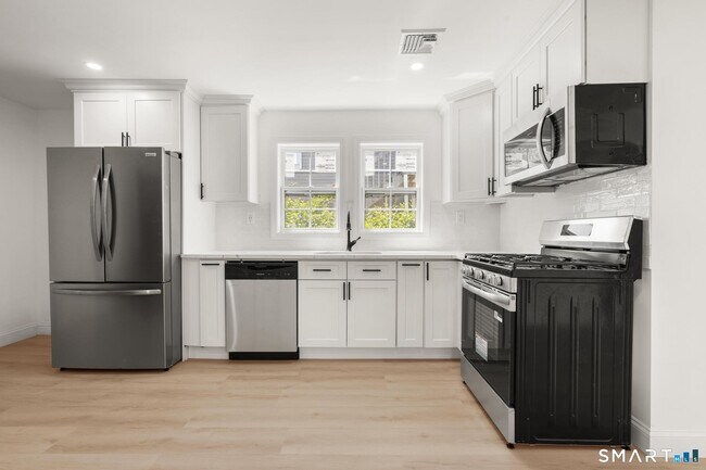 Building Photo - 64 Soundview Ave