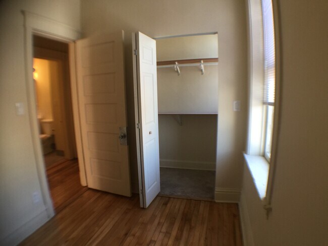 Building Photo - 837 W 33rd Pl