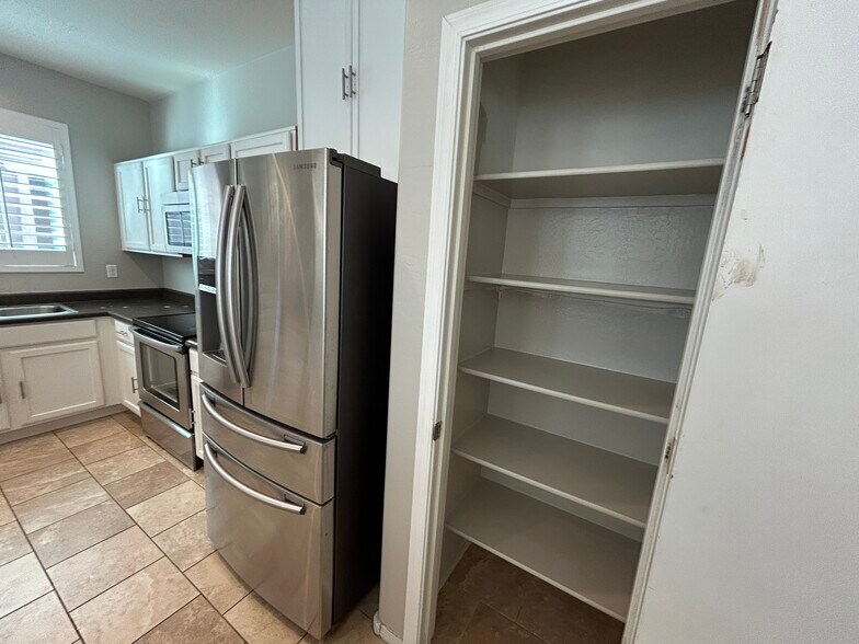 Building Photo - 8111 W Lynwood St