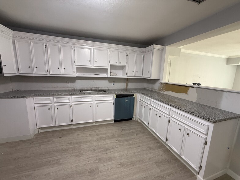 Brand new granite countertops, freshly painted cabinets, new dishwasher - 3807 Otis St