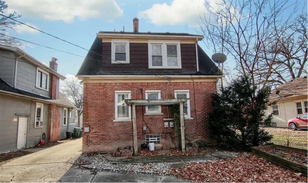 Building Photo - 372 W Bennett Ave