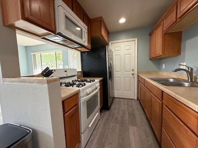 Building Photo - Upstairs 2/1 home in Greenback Estates