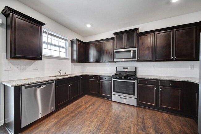 Building Photo - Beautiful 4 Bed 2 and a Half Bath Home in Charlotte!