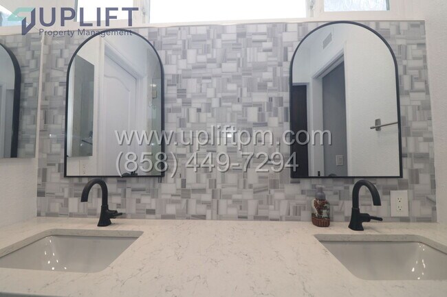 Building Photo - 9429 Calle Del Lago