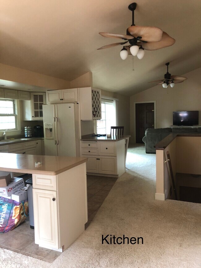 Primary Photo - 2 bed / 2 bath UPSTAIRS of triplex