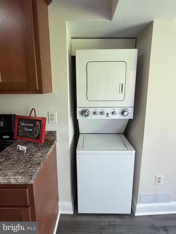 Building Photo - 8395 Buttress Ln