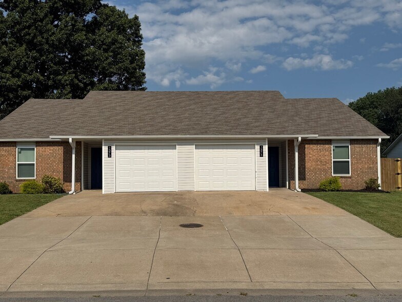 Building Photo - 1375 N Carriage Way