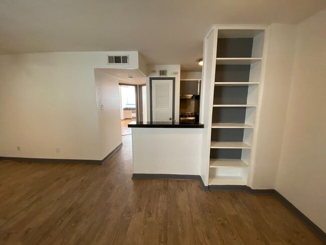Building Photo - AVAILABLE:  2 BR-1 BA Hyde Park Condo / Laminate Wood Floors / Close to UT and Downtown