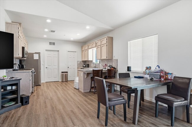 Building Photo - 30535 Rd 400