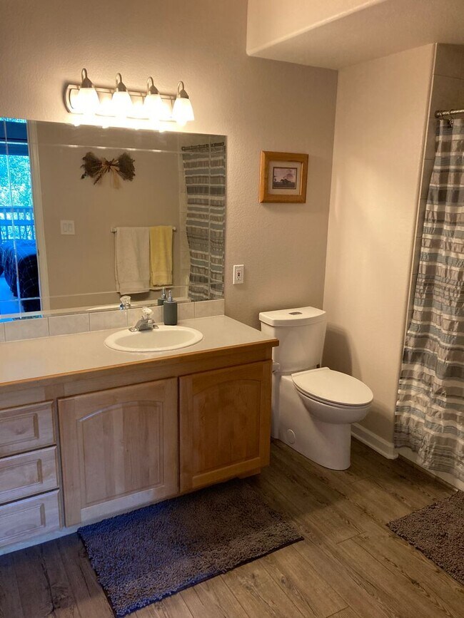 Building Photo - Bright and updated 3 bedroom with loft, In Unit Washer & Dryer, Large windows