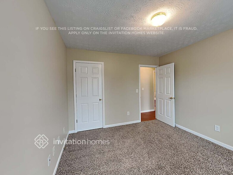 Building Photo - 141 N Square Ln