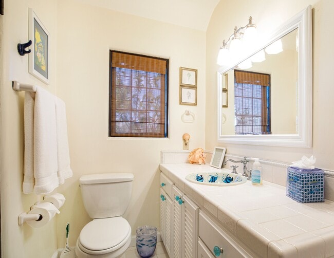 Building Photo - 867 Sand Point Rd