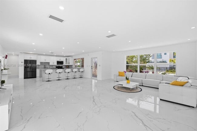 Building Photo - 2816 NE 35th St