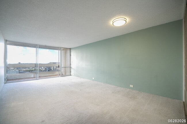 Building Photo - 2 Bd/2 Ba/1 Parking Condo in Banyan Tree Plaza, Honolulu