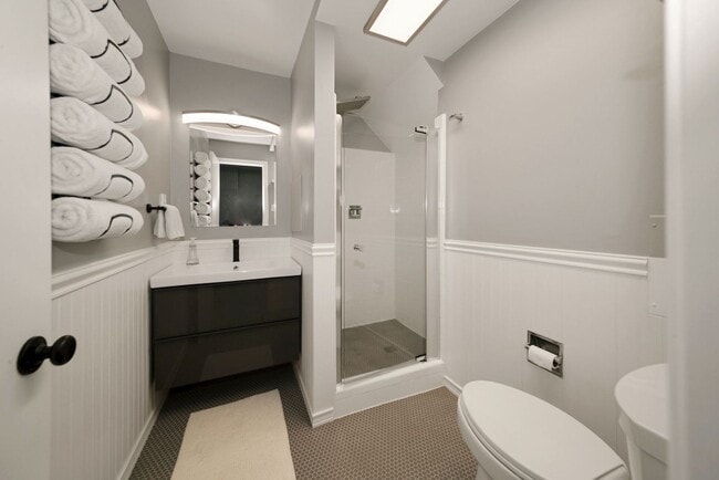 Building Photo - ABSOLUTELY GEORGEOUS 5BD/3.5BA Fully-Renov...