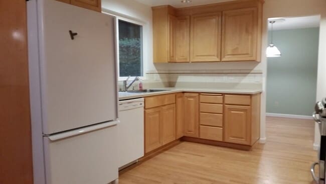 Building Photo - Cozy 4 beds with huge bonus room in Bellevue with private access to Phantom Lake