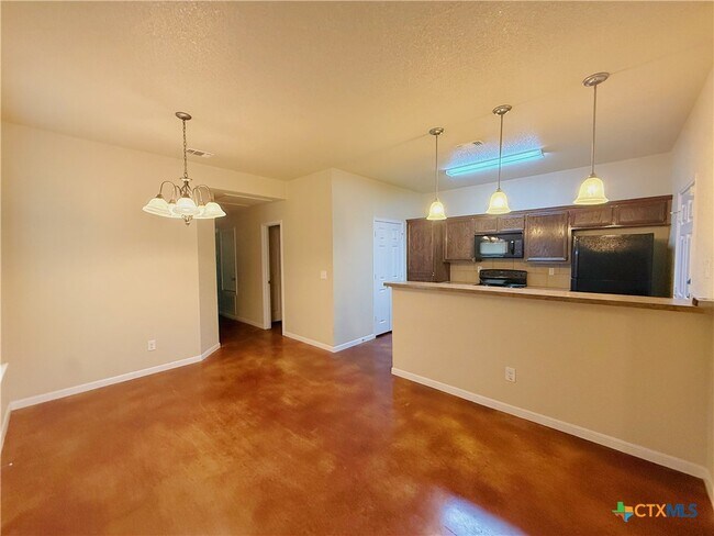 Building Photo - 941 Pinewood Dr